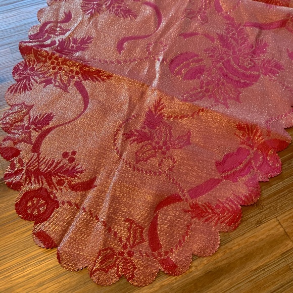 Gold metallic scallop trim Christmas table runner - Picture 4 of 8